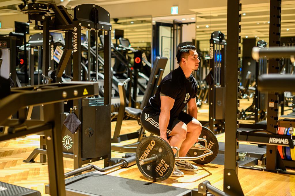 デッドリフトを実践して指導する - IFBBプロの竹本直人選手
