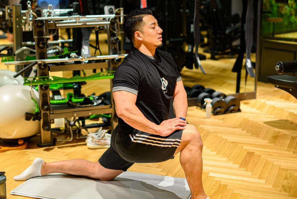 股関節のストレッチについて熱心に指導をするIFBBプロの竹本直人選手