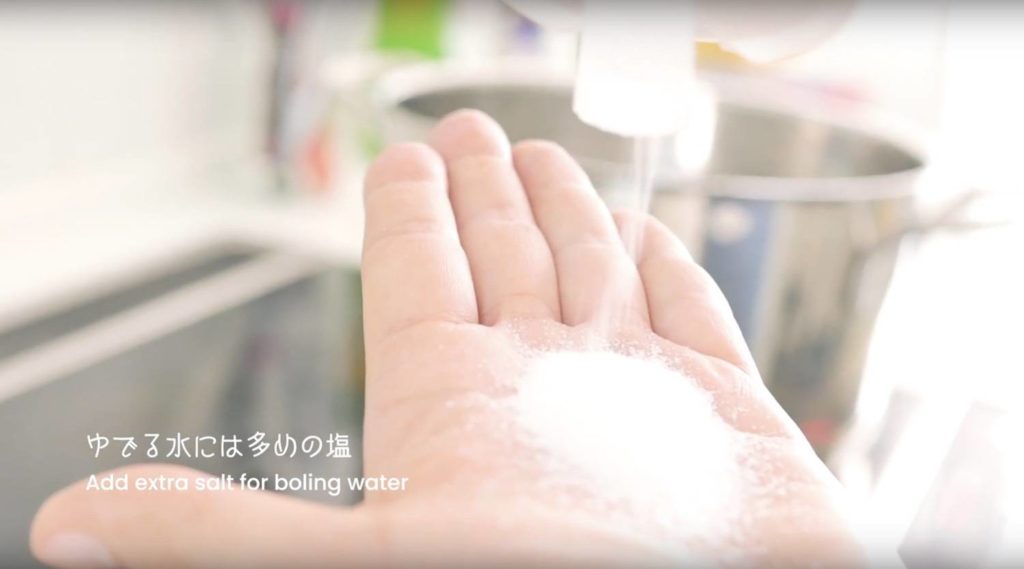 ダイエットレシピのボンゴレビアンコ風パスタの料理手順-パスタを茹でる水は塩を多めに
